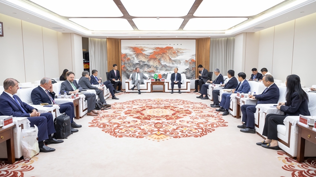 莫鼎革與巴西礦產(chǎn)與能源部部長(zhǎng)亞歷山大·西爾韋拉舉行會(huì)談