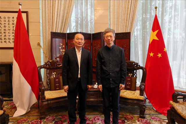 莫鼎革與中國(guó)駐印度尼西亞大使王魯彤舉行會(huì)談